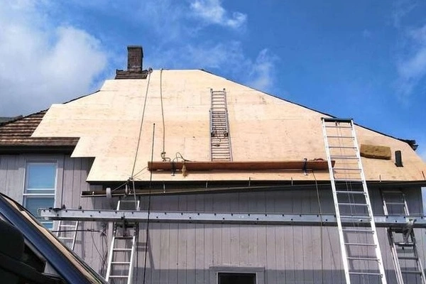 Professional roofing contractor in Roofington, CT